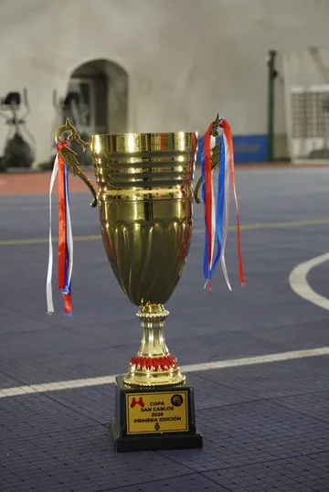 Copa dorada con cintas.