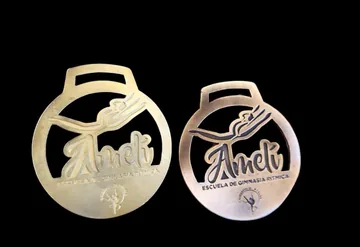 Ameli · Escuela de gimnasia rítmica. Medallas caladas en dorado y oro rosado.